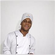 Profesor de gastronomía, con enfados en cocina, coctelería y enologia